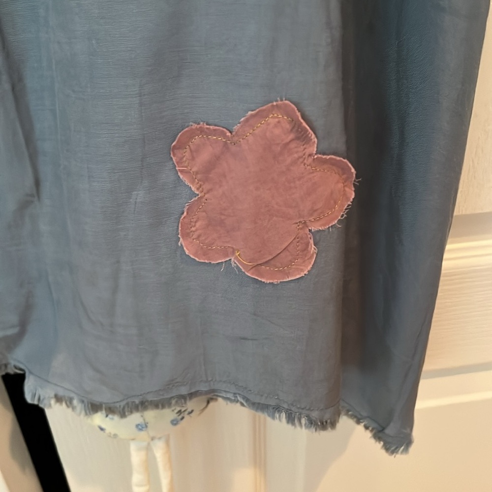 Blue Sleeveless Shift Dress with Flower Appliqués - Picture 3 of 7